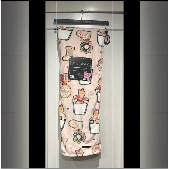 Betsey Johnson Christmas Blanket - Picture 1 of 4